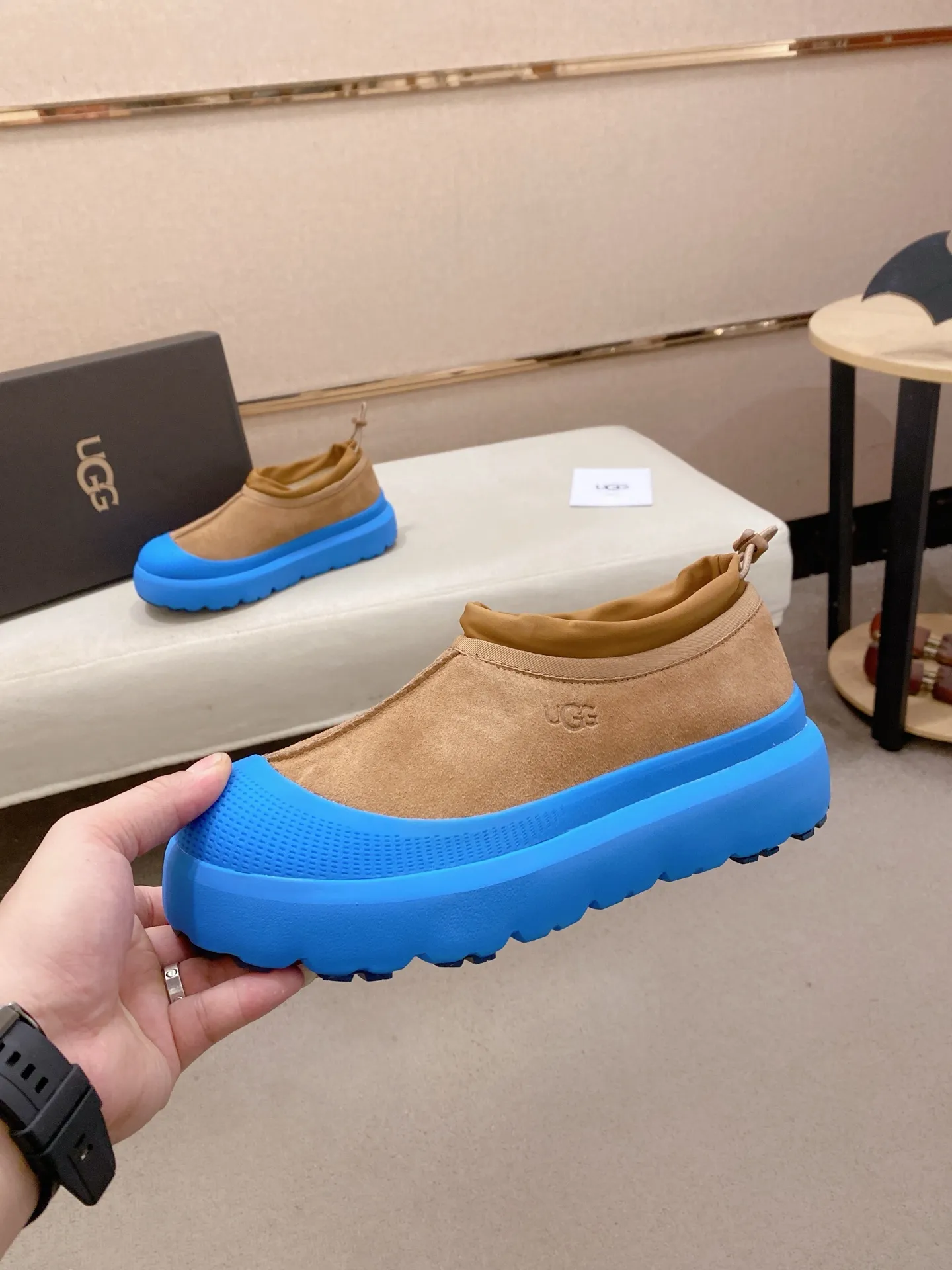 Factory price: 480💰Couple model💏 Same style as Wang Yibo, North American men's shoes Ugg ☃️In the special sale of new high-quality men's shoes snow boots in autumn and winter, the nemesis of extreme cold weather! Made of cowhide leather, merino wool lining, and original outsole, whether driving, outdoor or daily wear, there is always one that suits you! Male and female size: 35-46.
